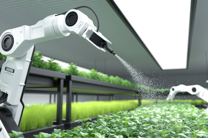 granjero-robotico-inteligente-rociar-fertilizante-plantas-verdes-vegetales